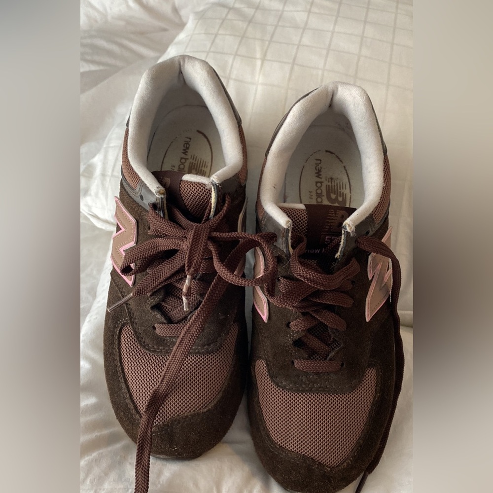 Womans size 7 New Balance sneakers. new without tags Brown & Pink